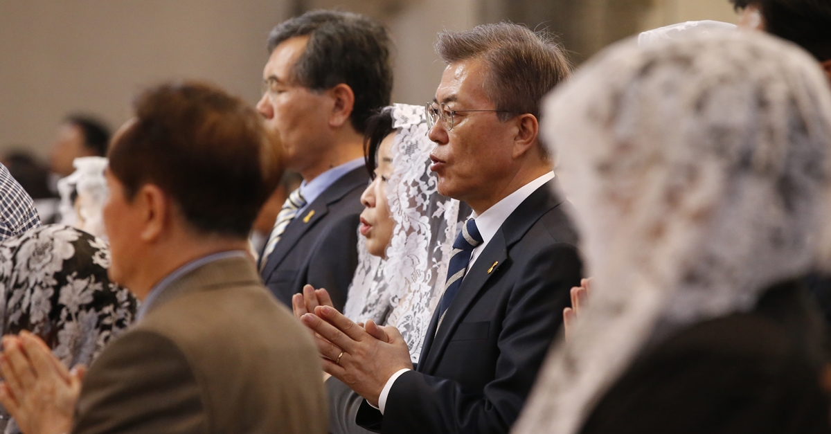 문재인 더불어민주당 대통령 후보와 심상정 정의당 대통령 후보가 16일 낮 서울 중구 명동성당에서 부활절 미사를 드리고 있다. 2018.4.16 이종원 선임기자.jongwon@seoul.co.kr