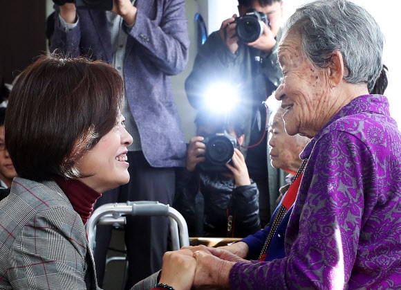 일본군 위안부 피해자 할머니 만난 진선미 장관