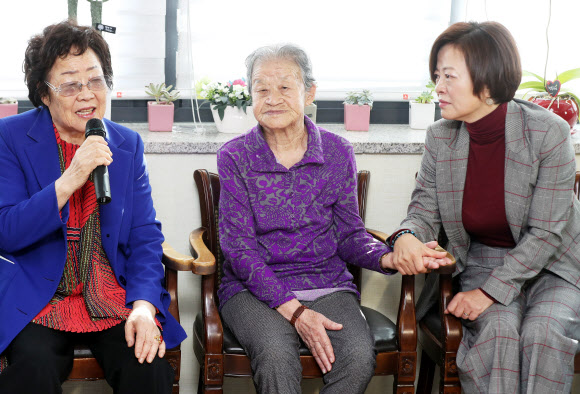위안부 피해 할머니 발언 경청하는 진선미 장관