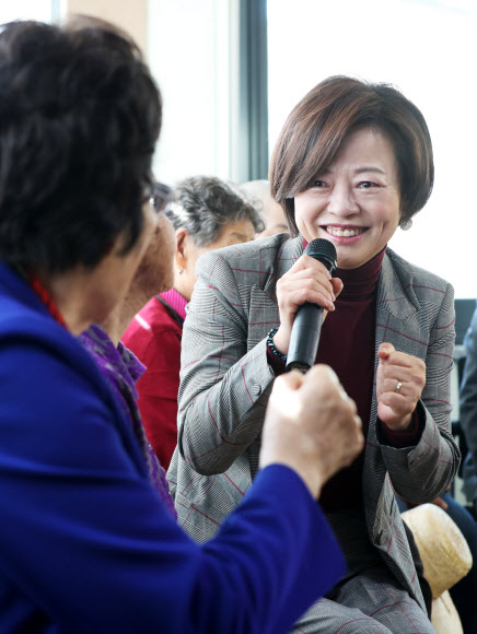 파이팅 외치는 진선미 장관