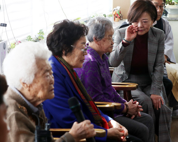 일본군 위안부 피해 할머니 만난 진선미 장관