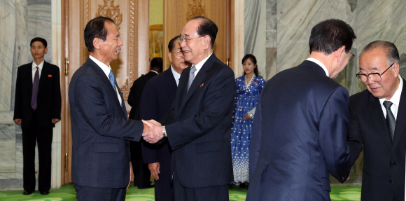 지난달 18일 남북 정상회담 특별수행원으로 방북한 최문순(왼쪽) 강원도지사가 평양 만수대의사당에서 북측 김영남 최고인민회의 상임위원장과 만나 반갑게 두 손을 맞잡고 있다.<br>평양 사진공동취재단