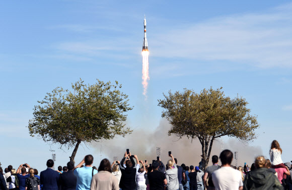 11일(모스크바 시간) 오전 11시 40분 카자흐스탄 바이코누르 우주기지에서 로켓 발사체 ‘소유즈 FG’에 실려 발사된 ‘소유즈 MS-10’ 우주선이 지상으로 추락했다. 이날 추락한 소유즈 우주선은 국제우주정거장(ISS)에 도킹할 예정이었다. 우주선에 탑승한 우주인 2명은 큰 부상없이 생존한 것으로 전해졌다. 2018.10.11  TASS 연합뉴스