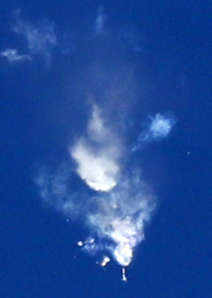 11일(모스크바 시간) 오전 11시 40분 카자흐스탄 바이코누르 우주기지에서 로켓 발사체 ‘소유즈 FG’에 실려 발사된 ‘소유즈 MS-10’ 우주선이 지상으로 추락했다. 이날 추락한 소유즈 우주선은 국제우주정거장(ISS)에 도킹할 예정이었다. 우주선에 탑승한 우주인 2명은 큰 부상없이 생존한 것으로 전해졌다. 2018.10.11  EPA 연합뉴스