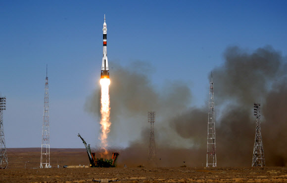 러 ‘소유스’ 우주선 발사 2분 45초 뒤 추락… 탑승 2명은 탈출