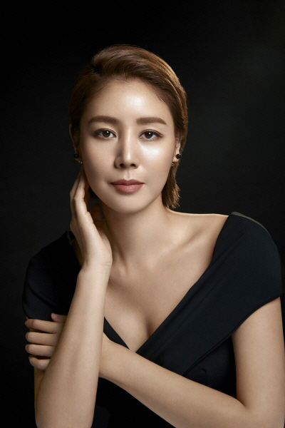 배우 김성령이 고주파 뷰티디바이스 야만(YA-MAN)의 모델로 발탁됐다.