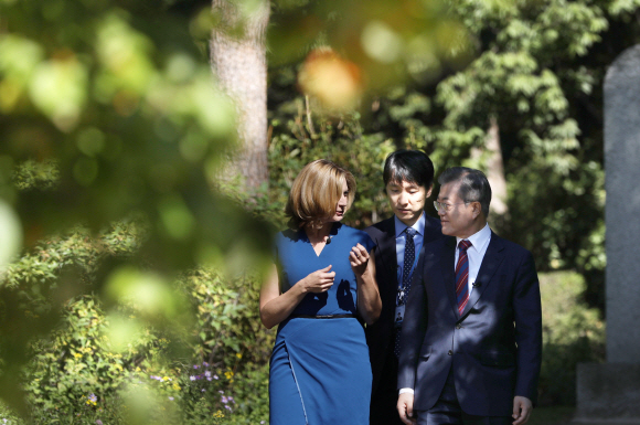 문재인 대통령이 12일 오전 청와대에서 가진 영국의 공영방송 BBC와 인터뷰에서 로라 비커 진행자의 질문을 듣고 있다. 2018.10.12  청와대 제공