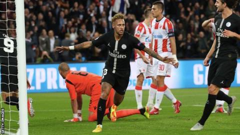 네이마르(파리 생제르망)가 지난 3일 레드스타 베오그라드와의 유럽 챔피언스리그 조별리그 경기 자신의 세 골 가운데 두 번째 골을 넣은 뒤 세리머니를 하고 있다. AFP 자료사진