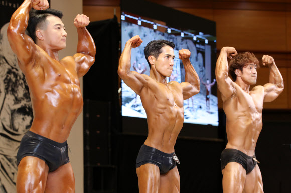 건강미 뽐내는 보디빌더