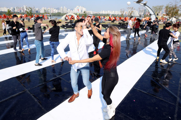 가을하늘 아래 댄스파티