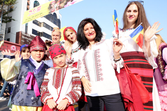 오늘은 지구촌 축제의 날