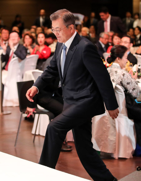 재프랑스 동포 간담회 단상 오르는 문 대통령