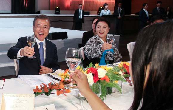 재프랑스 교포들과 건배하는 문 대통령