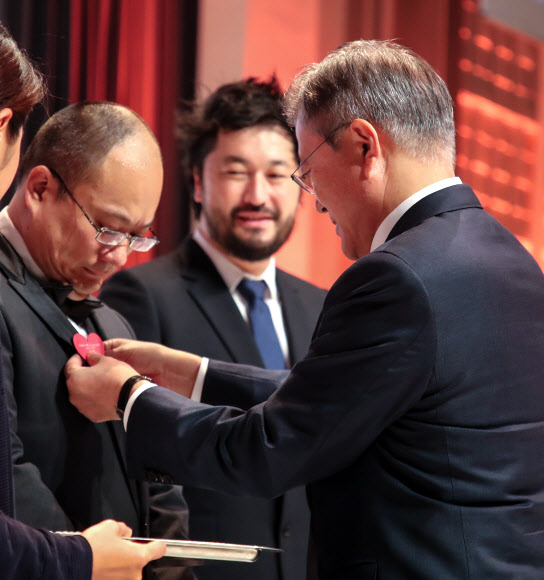 프랑스 입양인에게 ‘하트 배지’ 달아주는 문 대통령