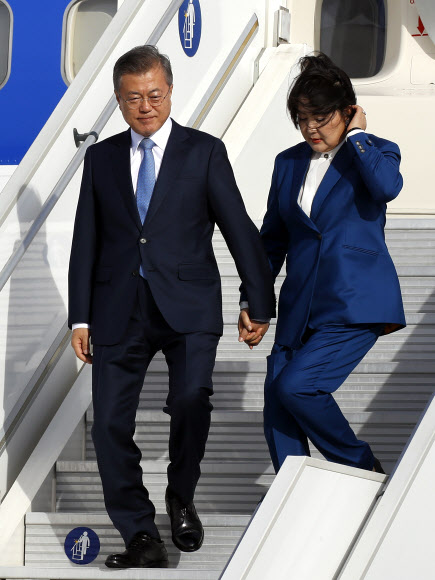 프랑스 도착,손 잡고 내리는 문 대통령 내외‘