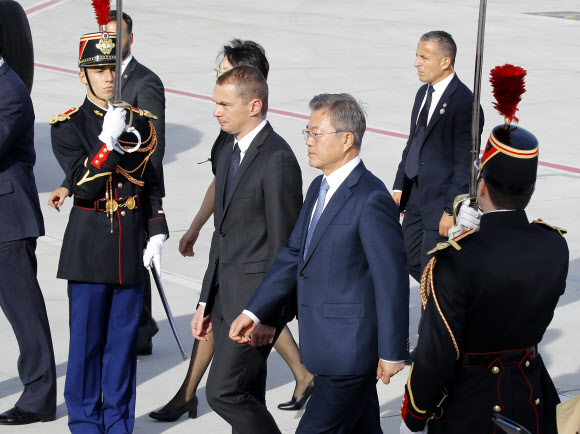 프랑스 환영 의장대 사열하는 문 대통령