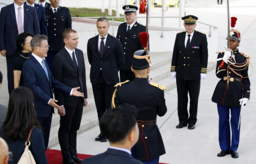 프랑스 도착, 의장대 사열하는 문 대통령