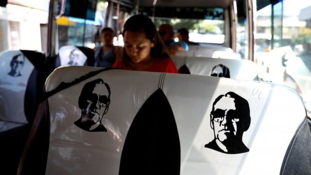 산살바도르의 버스 좌석에도 로메로 대주교의 초상이 들어간 덮개가 씌어져 있다. 산살바도르 로이터 연합뉴스 