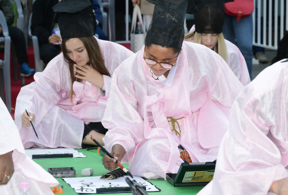 14일 서울 용산구 이태원대로 일대에서 열린 ‘2018 이태원 지구촌축제’에서 외국인들이 유생 복장을 하고 과거시험 재현에 참여하고 있다.2018.10.14 이종원 선임기자 jongwon@seoul.co.kr