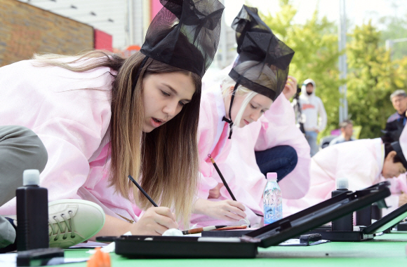 14일 서울 용산구 이태원대로 일대에서 열린 ‘2018 이태원 지구촌축제’에서 외국인들이 유생 복장을 하고 과거시험 재현에 참여하고 있다.2018.10.14 이종원 선임기자 jongwon@seoul.co.kr