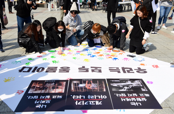 14일 서울 종로 보신각 앞에서 세계 동물권 선언의 날을 기념해 열린  ‘종차별 없는 세상을 향한 2018 동물권 행진’에 참여한 시민들이 손도장을 찍고 있다. 2018. 10. 14 정연호 기자 tpgod@seoul.co.kr