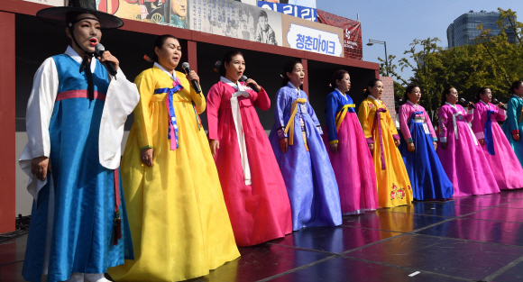 14일 서울 광화문광장에서 열린 서울 아리랑페스티벌에 참가한 단체가 아리랑에 공연을 펼치고 있다. 2018.10.14 박지환기자 popocar@seoul.co.kr