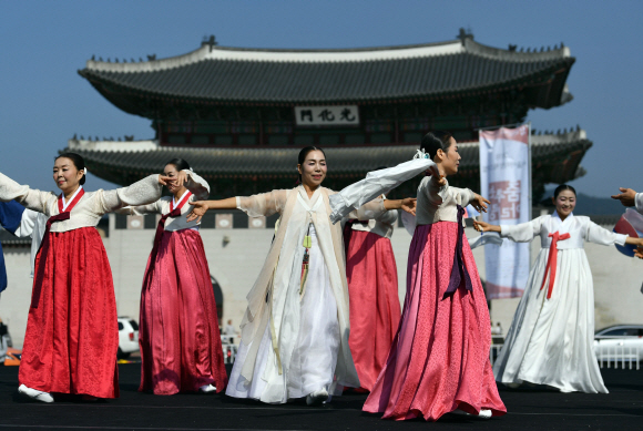 14일 서울 광화문광장에서 열린 서울 아리랑페스티벌에 참가한 단체가 아리랑에 맞춰 춤사위를 선보이고 있다. 2018.10.14 박지환기자 popocar@seoul.co.kr