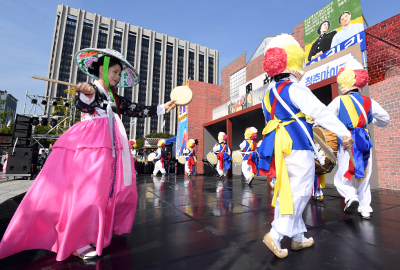 14일 서울 광화문광장에서 열린 서울 아리랑페스티벌에 참가한 단체가 아리랑에 맞춰 춤사위를 선보이고 있다. 2018.10.14 박지환기자 popocar@seoul.co.kr