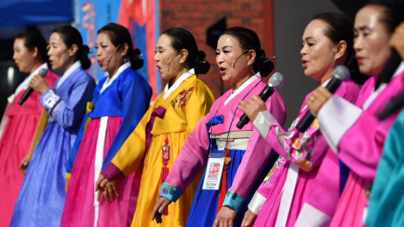 14일 서울 광화문광장에서 열린 서울 아리랑페스티벌에 참가한 단체가 아리랑에 공연을 펼치고 있다. 2018.10.14 박지환기자 popocar@seoul.co.kr