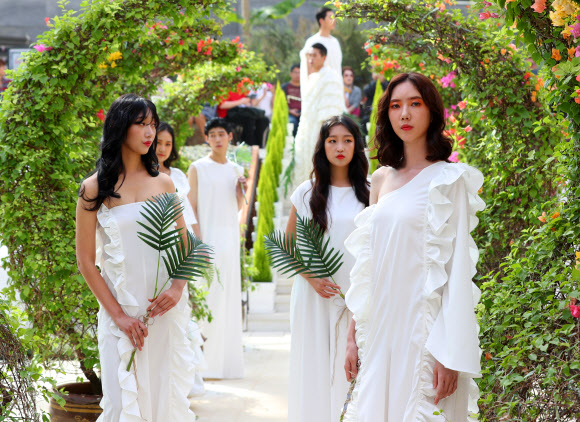 ‘식물원을 런웨이 삼아’