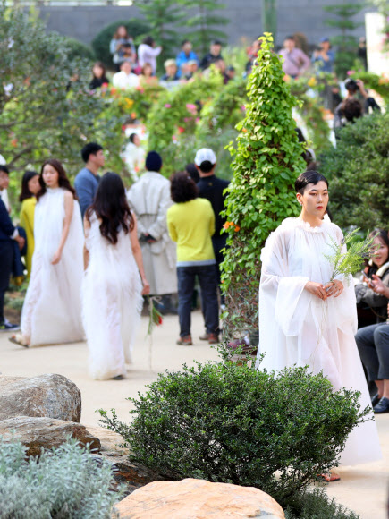서울식물원에서 열린 패션쇼