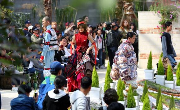 런웨이가 된 식물원