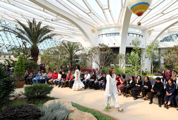 녹색빛 가득한 런웨이