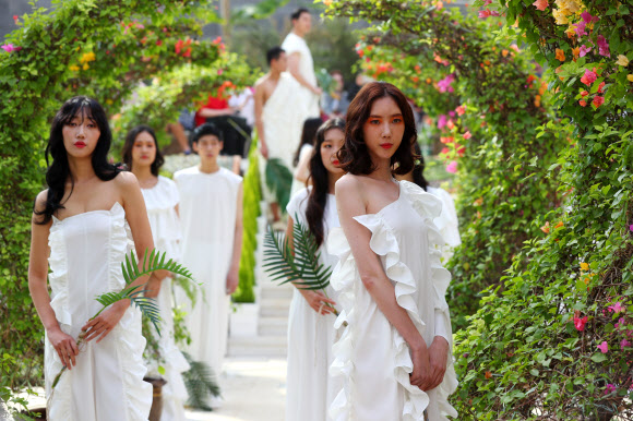 ‘식물원을 런웨이 삼아’