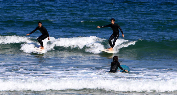 가을바다와 서퍼