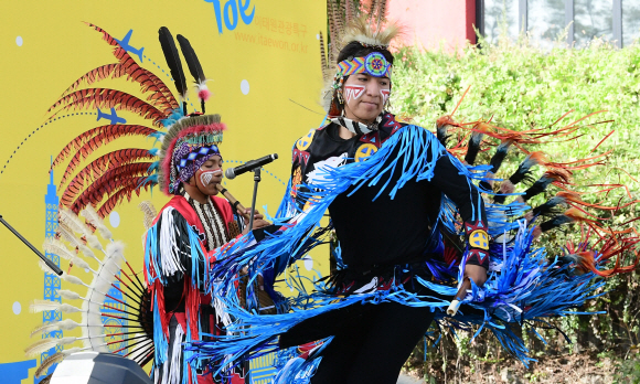 14일 서울 용산구 이태원대로 일대에서 열린 ‘2018 이태원 지구촌축제’에서 세계문화공연 경연에 참가한 인도네시아 대표가 전통의상을 입고 솜씨를 뽐내고 있다.2018.10.14 이종원 선임기자 jongwon@seoul.co.kr