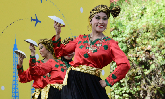 14일 서울 용산구 이태원대로 일대에서 열린 ‘2018 이태원 지구촌축제’에서 세계문화공연 경연에 참가한 인도네시아 대표가 전통의상을 입고 솜씨를 뽐내고 있다.2018.10.14 이종원 선임기자 jongwon@seoul.co.kr
