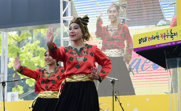 14일 서울 용산구 이태원대로 일대에서 열린 ‘2018 이태원 지구촌축제’에서 세계문화공연 경연에 참가한 인도네시아 대표가 전통의상을 입고 솜씨를 뽐내고 있다. 2018.10.14    이종원 선임기자 jongwon@seoul.co.kr