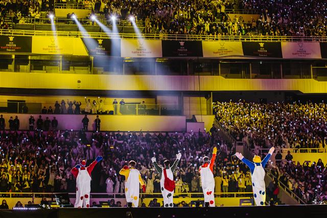 H.O.T.가 서울 송파구 올림픽주경기장을 가득 채운 5만 관객을 향해 손을 흔들고 있다. 이들은 13~14일 이틀간 해체 전 마지막 콘서트를 했던 이곳에서 17년 만에 재결합 콘서트를 열었다. <br>PRM 제공