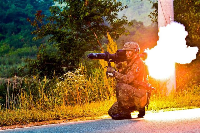 육군 과학화전투훈련단 모의 전투에 참여한 장병이 강원 인제 훈련단 내 전투훈련장에서 대전차무기 팬저파우스트3(PZF3)를 발사하고 있다.  육군 제공