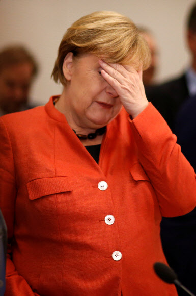 앙겔라 메르켈 독일 총리가 이끄는 기독민주당과 자매정당인 기독사회당이 14일(현지시간) 치러진 바이에른 주 선거에서 과반 의석 확보에 실패하면서 메르켈 총리의 리더십이 위기에 처했다. 서울신문DB