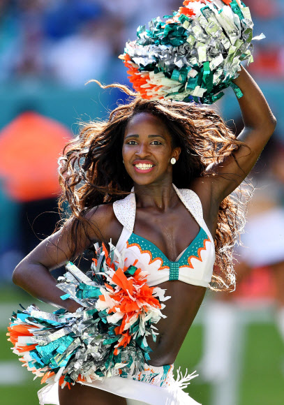 14일(현지시간) 미국 플로리다주 마이애미 하드록 스타디움에서 열린 프로미식축구(NFL) 시카고 베어스와 마이애미 돌핀스 경기에서 마이애미 돌핀스의 치어리더들이 퍼포먼스를 선보이고 있다. AFP/게티 연합뉴스