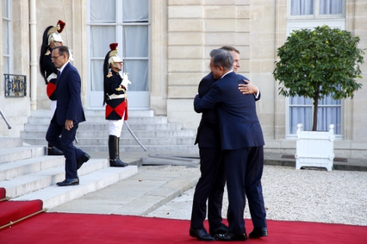 마크롱 프랑스 대통령과 반갑게 인사하는 문 대통령