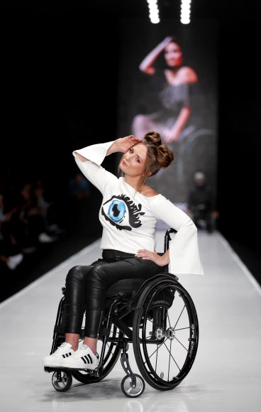 15일(현지시간) 러시아 모스코에서 열린 ‘메르세데스 벤츠 패션위크’에서 신체적 장애를 가진 모델들이 디자이너 크세니아 베주글로바(Ksenia Bezuglova)의 의상을 선보이고 있다. EPA 연합뉴스