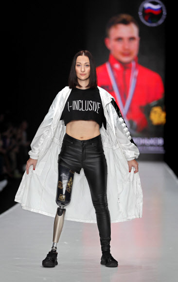 15일(현지시간) 러시아 모스코에서 열린 ‘메르세데스 벤츠 패션위크’에서 신체적 장애를 가진 모델들이 디자이너 크세니아 베주글로바(Ksenia Bezuglova)의 의상을 선보이고 있다. EPA 연합뉴스