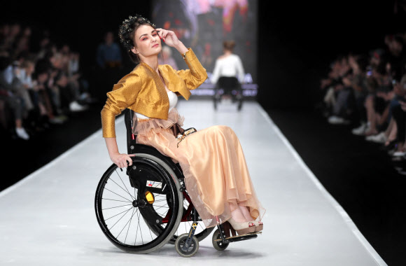 15일(현지시간) 러시아 모스코에서 열린 ‘메르세데스 벤츠 패션위크’에서 신체적 장애를 가진 모델들이 디자이너 크세니아 베주글로바(Ksenia Bezuglova)의 의상을 선보이고 있다. EPA 연합뉴스