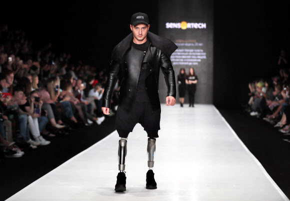 15일(현지시간) 러시아 모스코에서 열린 ‘메르세데스 벤츠 패션위크’에서 신체적 장애를 가진 모델들이 디자이너 크세니아 베주글로바(Ksenia Bezuglova)의 의상을 선보이고 있다. EPA 연합뉴스