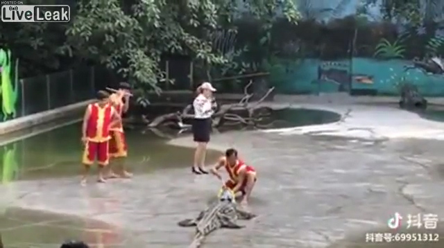 악어쇼를 진행하던 사람들 중 한 명이 물에 빠져 소리에 놀라 줄행랑 치는 모습(유튜브 영상 캡처)