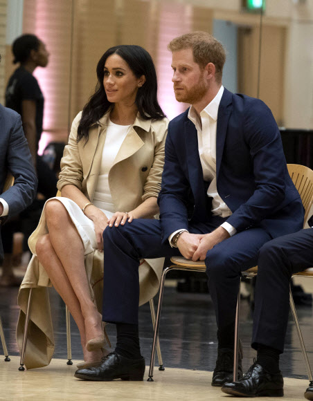 호주를 방문 중인 영국의 해리 왕자와 부인 메건 마클이 16일(현지시간) 호주 시드니 오페라 하우스에서 호주 전통 무용을 전문으로 하는 ‘방가라 댄스 컴패니’의 공연을 관람하고 있다. AP 연합뉴스