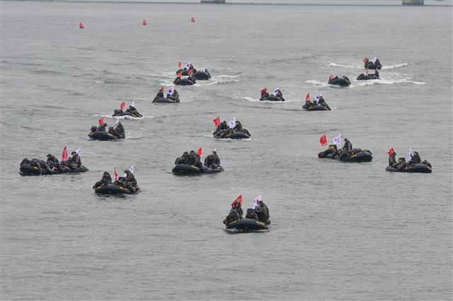 형산강으로 돌격하는 해병대